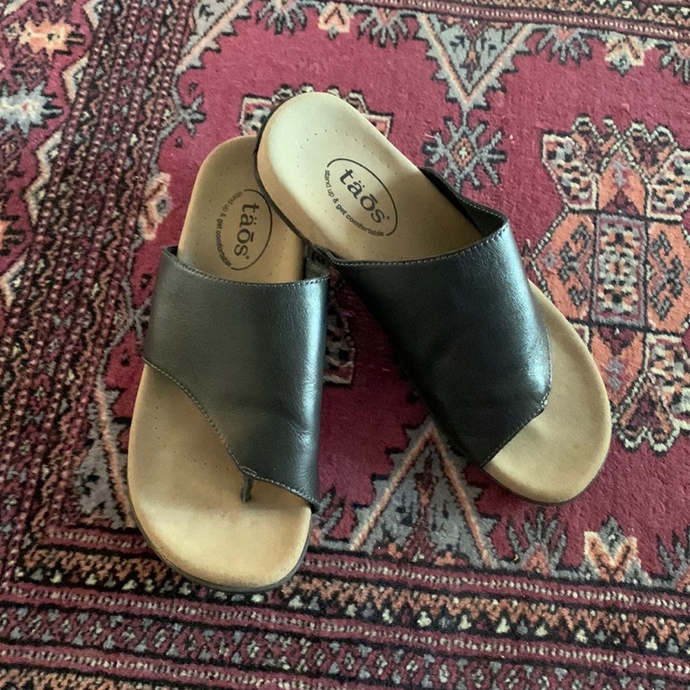 TAOS Women’s Sandals Black Leather Size 10 New without box